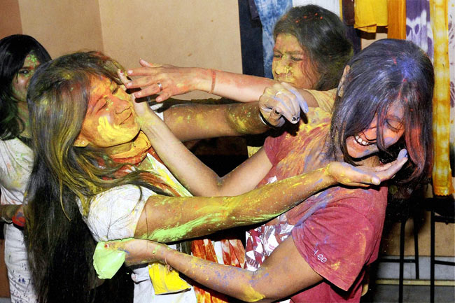 होली में रंगों से सराबोर हुआ हिंदुस्‍तान | पूनम की होली