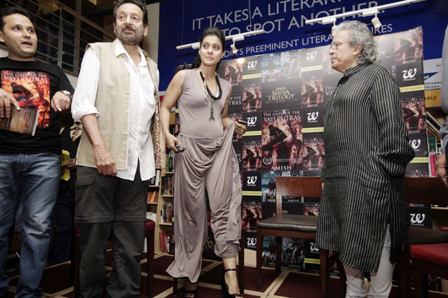 पुस्‍तक विमोचन करने पहुंचे काजोल और शेखर कपूर