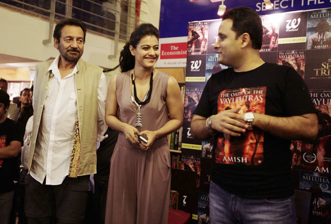 पुस्‍तक विमोचन करने पहुंचे काजोल और शेखर कपूर