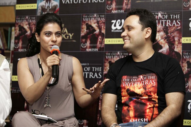 पुस्‍तक विमोचन करने पहुंचे काजोल और शेखर कपूर