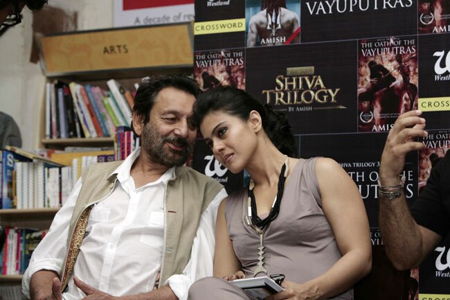 पुस्‍तक विमोचन करने पहुंचे काजोल और शेखर कपूर