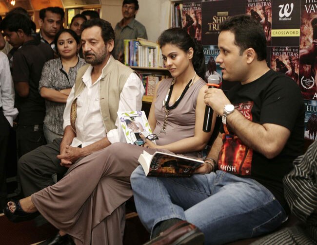 पुस्‍तक विमोचन करने पहुंचे काजोल और शेखर कपूर