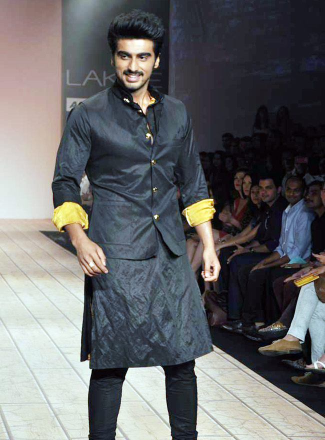 लैक्‍मे फैशन वीक के रैंप पर शाहिद कपूर  | ग्लैमर का तड़का