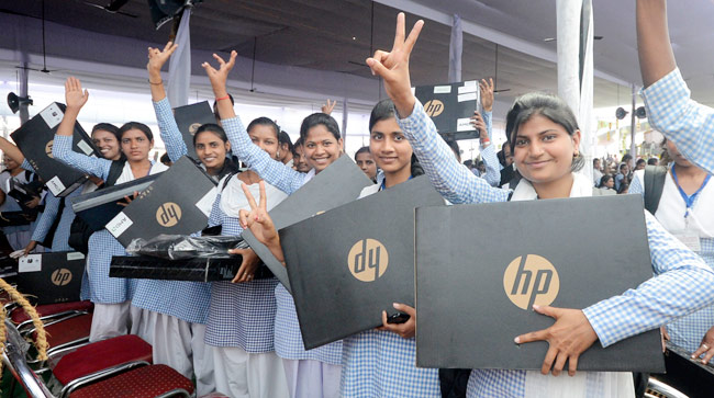 अखिलेश के फ्री लैपटॉप की खासियत | सपा का युवराज