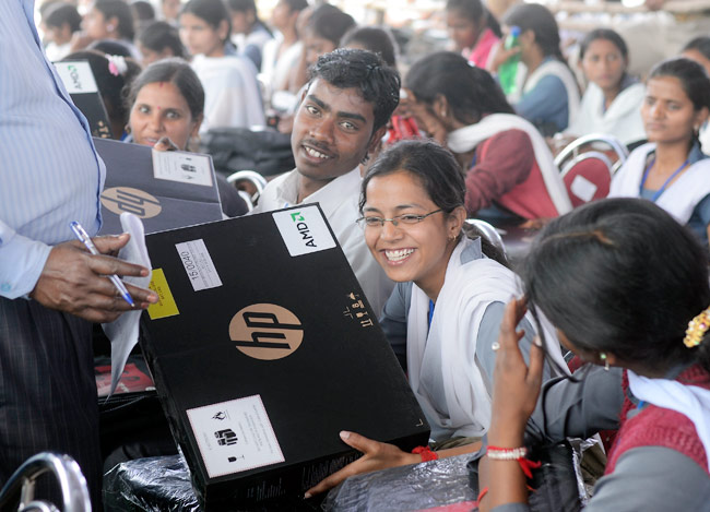 अखिलेश के फ्री लैपटॉप की खासियत | सपा का युवराज