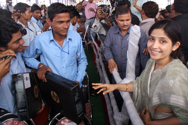 अखिलेश के फ्री लैपटॉप की खासियत | सपा का युवराज