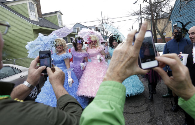 गे-लेसबियन का रंगारंग उत्‍सव... | न्यूड से परहेज नहीं