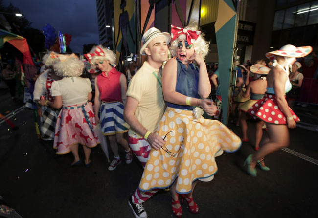 गे-लेसबियन का रंगारंग उत्‍सव... | न्यूड से परहेज नहीं