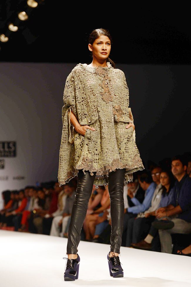 वि‍ल्‍स इंडि‍या फैशन वीक: दूसरे दिन के जलवे...