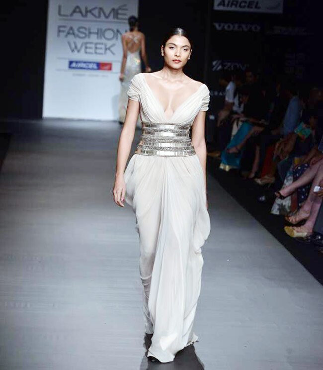 लैक्‍मे फैशन वीक के रैंप पर शाहिद कपूर  | ग्लैमर का तड़का