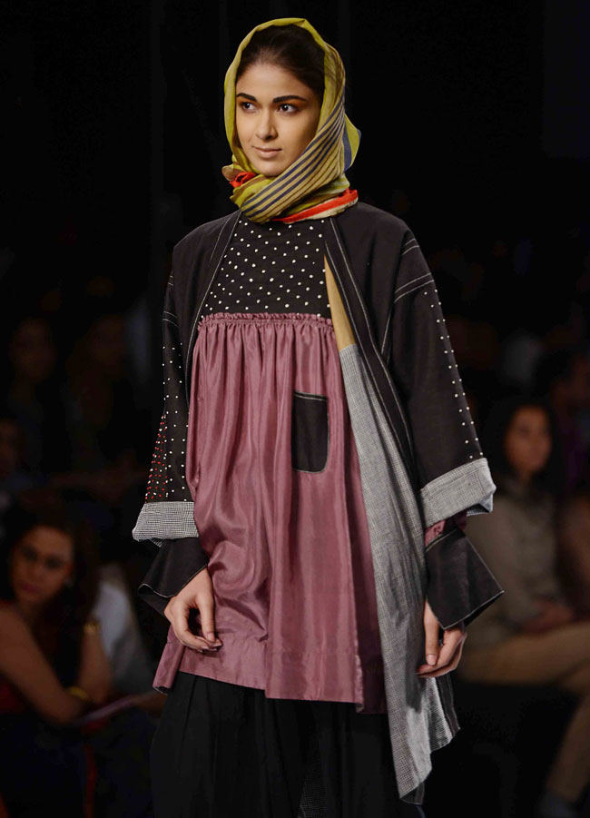 वि‍ल्‍स इंडि‍या फैशन वीक: दूसरे दिन के जलवे...