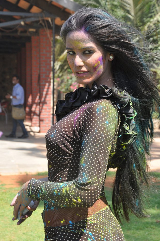 ...और पूनम पांडे संग खेलिये होली  | न्यूड पूनम