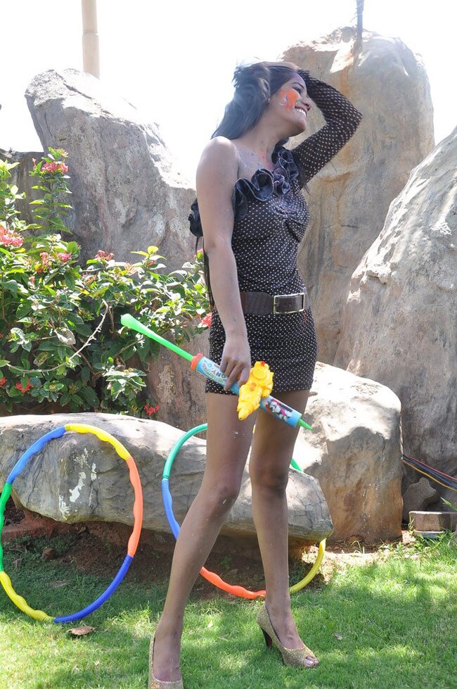 ...और पूनम पांडे संग खेलिये होली  | न्यूड पूनम