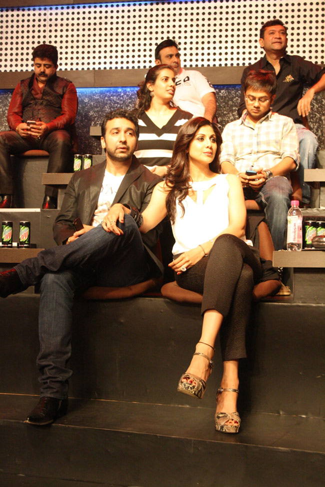 सुपर फाइट लीग-14 के शुभारंभ पर पहुंचे सितारे | ग्लैमर का तड़का