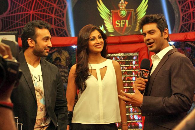 सुपर फाइट लीग-14 के शुभारंभ पर पहुंचे सितारे | ग्लैमर का तड़का