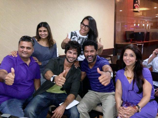 'रैंबो राजकुमार' के सेट पर सितारों की मस्ती... | बॉलीवुड 2013