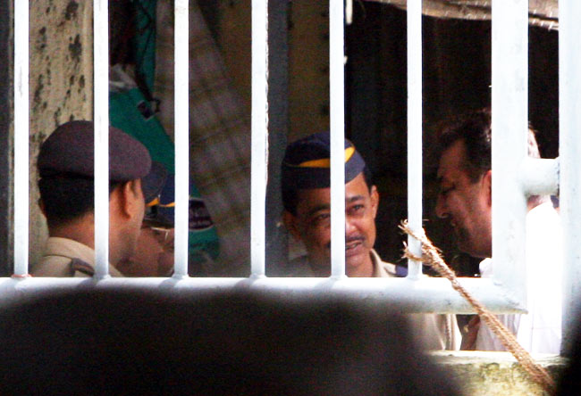 संजय दत्त कब-कब गए जेल