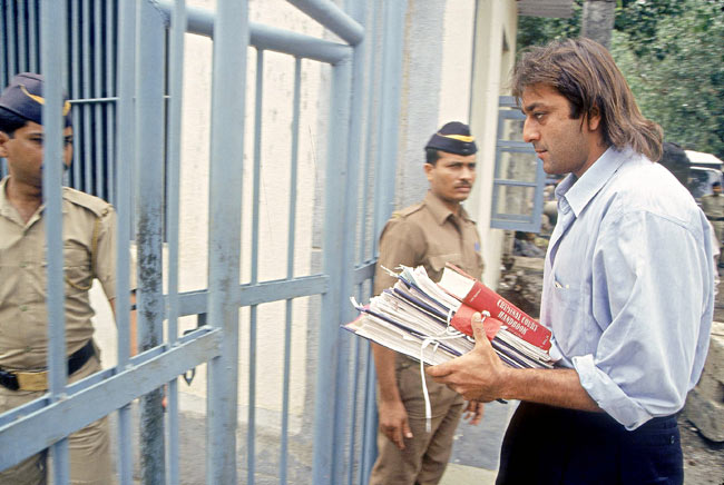 संजय दत्त कब-कब गए जेल