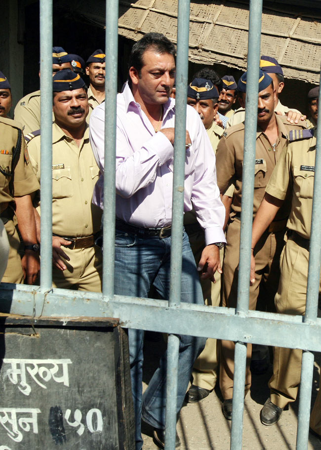 संजय दत्त कब-कब गए जेल