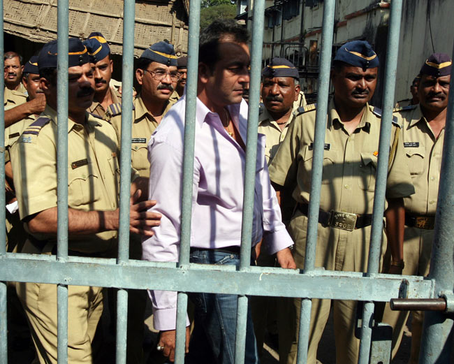 संजय दत्त कब-कब गए जेल