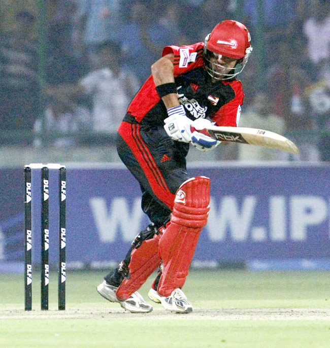 पहले ही टेस्ट मैच में 'शिखर पर धवन'