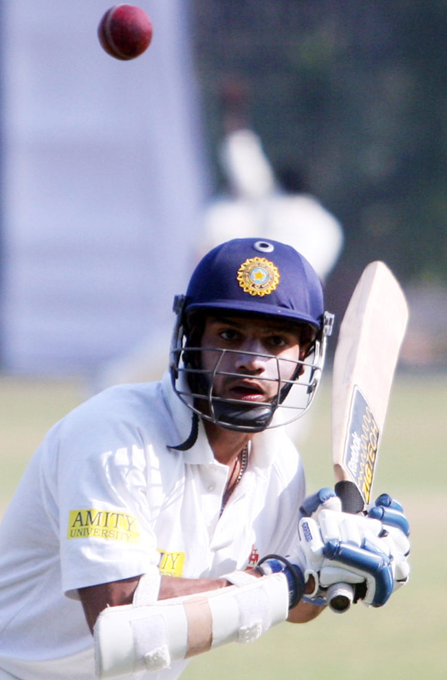 पहले ही टेस्ट मैच में 'शिखर पर धवन'