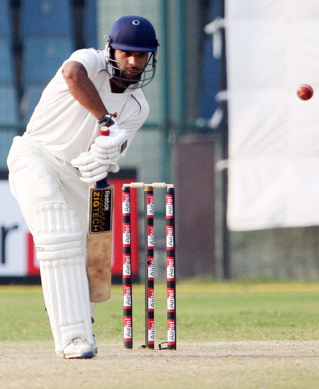 पहले ही टेस्ट मैच में 'शिखर पर धवन'