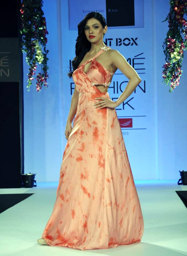 लैक्‍मे फैशन वीक के रैंप पर शाहिद कपूर  | ग्लैमर का तड़का