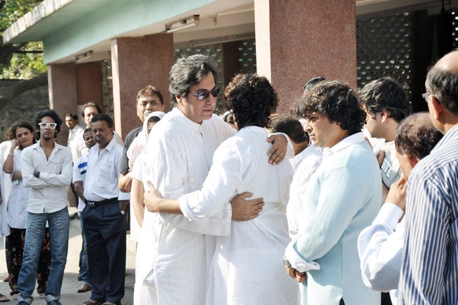 सोनू निगम की मां का हुआ अंतिम संस्‍कार