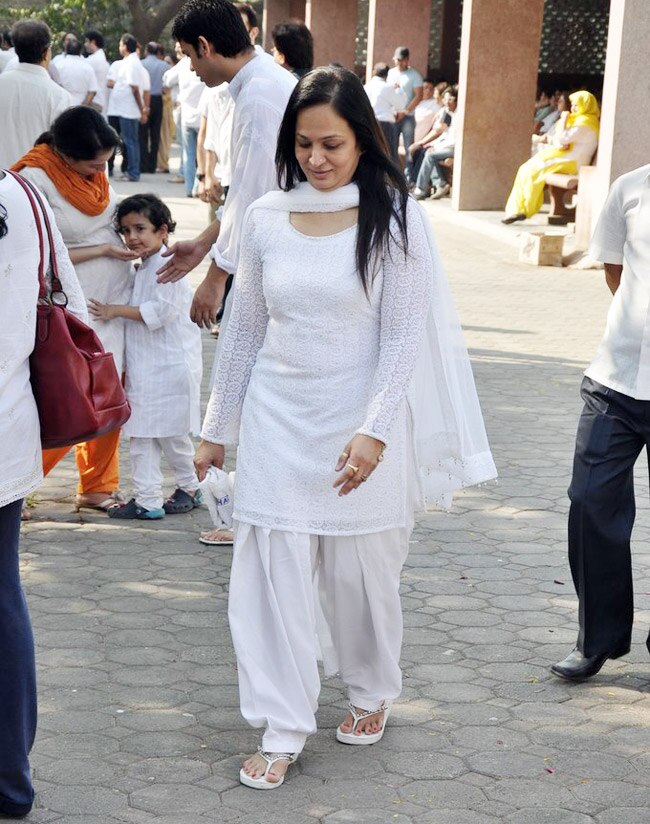 सोनू निगम की मां का हुआ अंतिम संस्‍कार