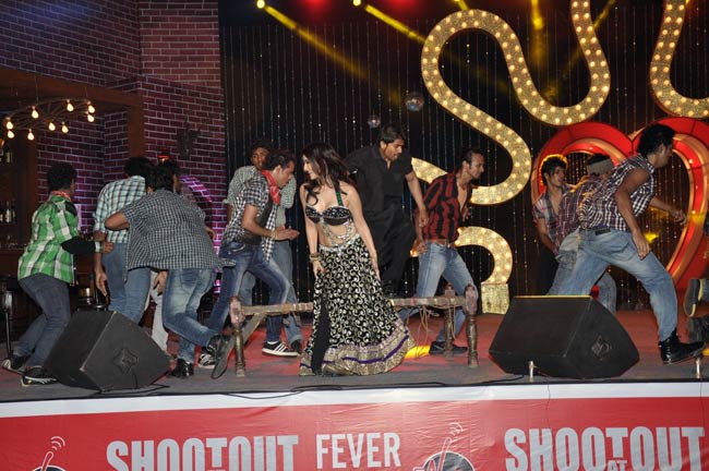 ...कुछ यूं लगे सनी लियोन के देसी ठुमके | हॉट लियोन