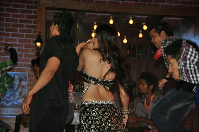 ...कुछ यूं लगे सनी लियोन के देसी ठुमके | हॉट लियोन