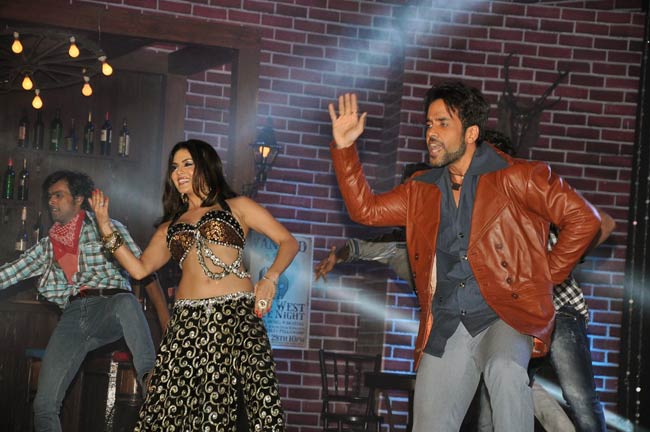 ...कुछ यूं लगे सनी लियोन के देसी ठुमके | हॉट लियोन