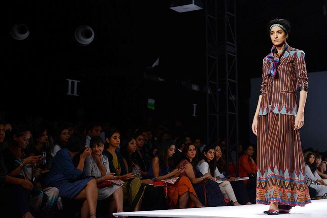 वि‍ल्‍स इंडि‍या फैशन वीक: दूसरे दिन के जलवे...