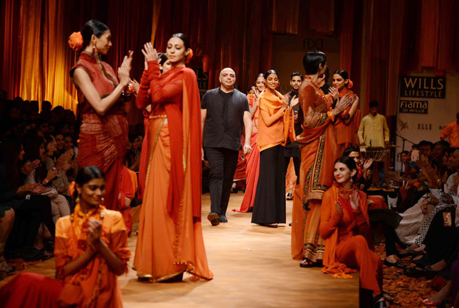 वि‍ल्‍स इंडि‍या फैशन वीक: दूसरे दिन के जलवे...
