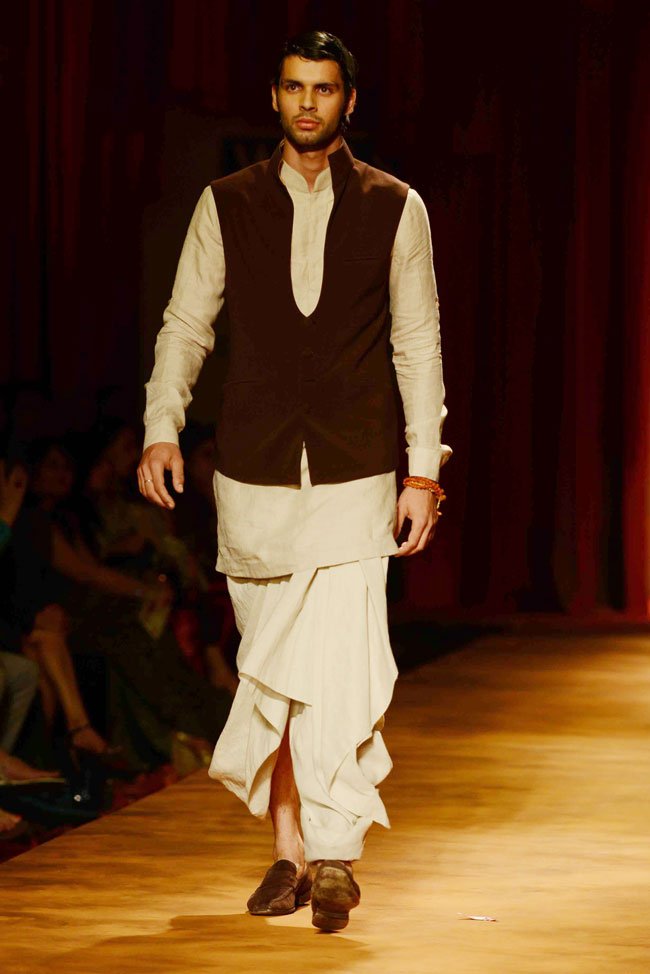 वि‍ल्‍स इंडि‍या फैशन वीक: दूसरे दिन के जलवे...