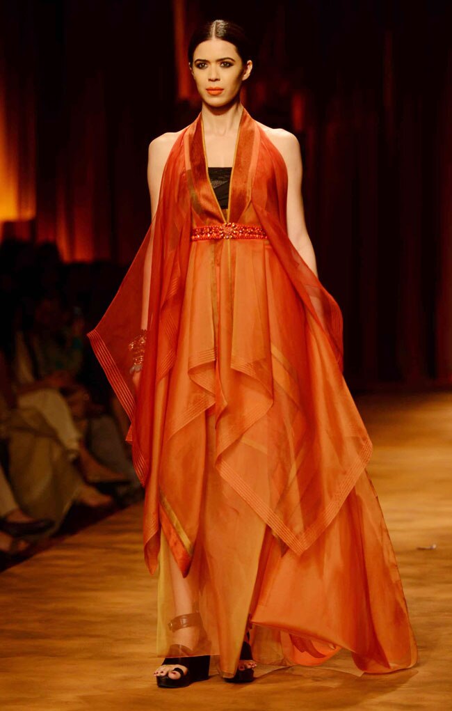 वि‍ल्‍स इंडि‍या फैशन वीक: दूसरे दिन के जलवे...