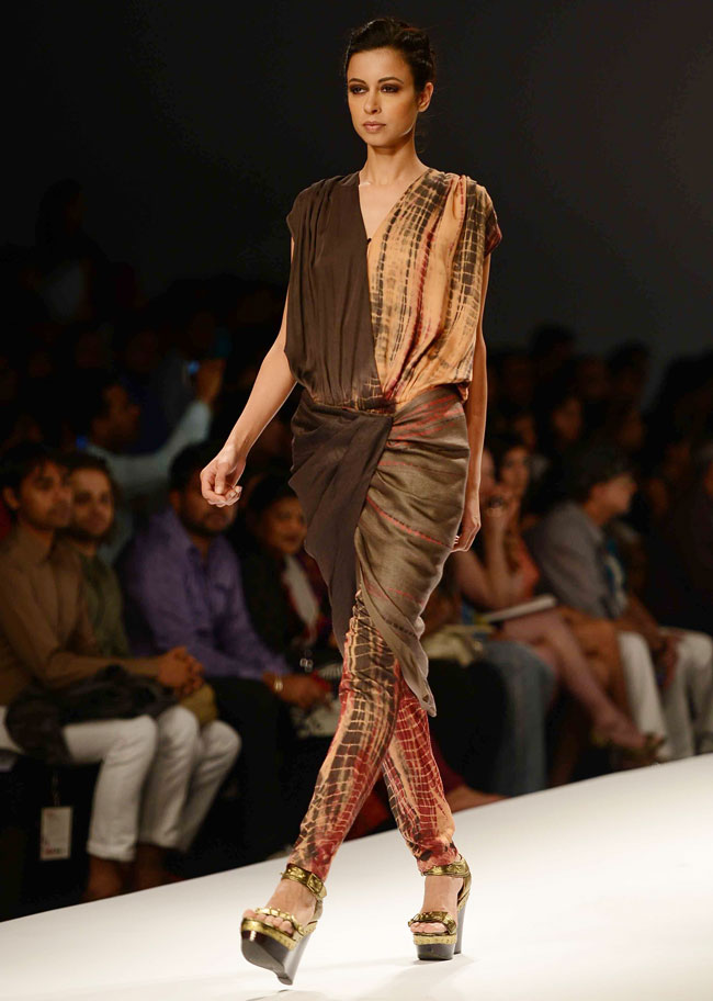 वि‍ल्‍स इंडि‍या फैशन वीक: दूसरे दिन के जलवे...