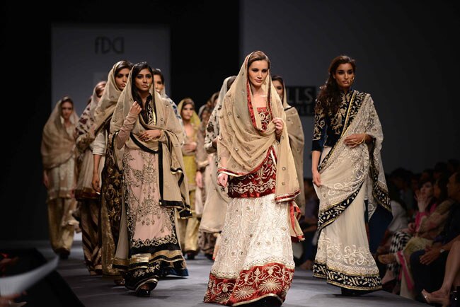 देखें विल्स फैशन वीक का पहला दिन