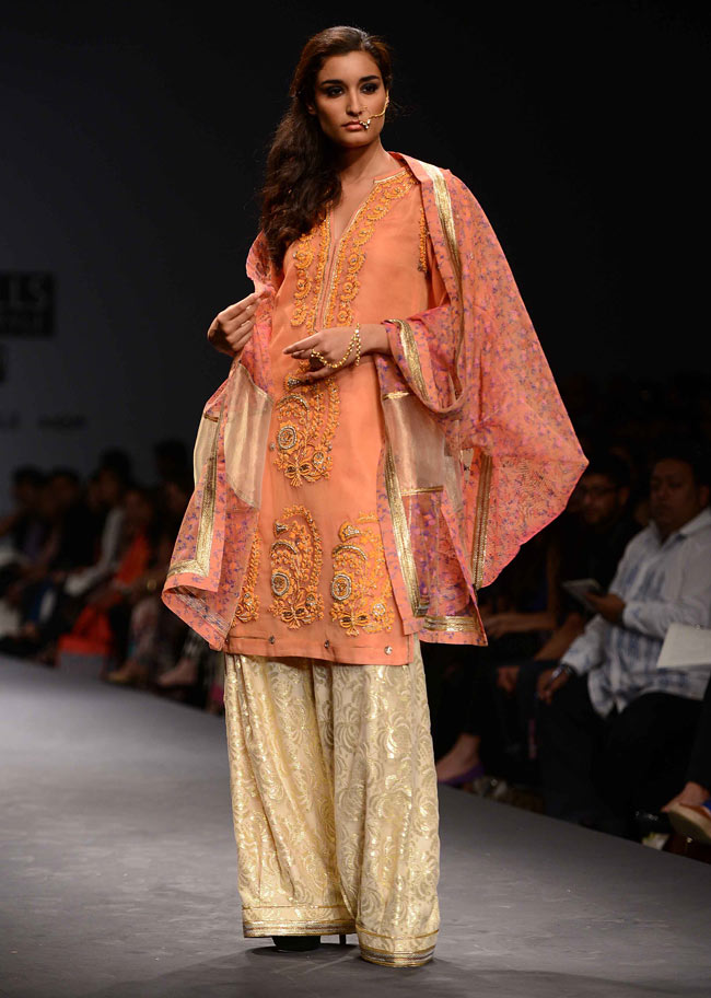 देखें विल्स फैशन वीक का पहला दिन