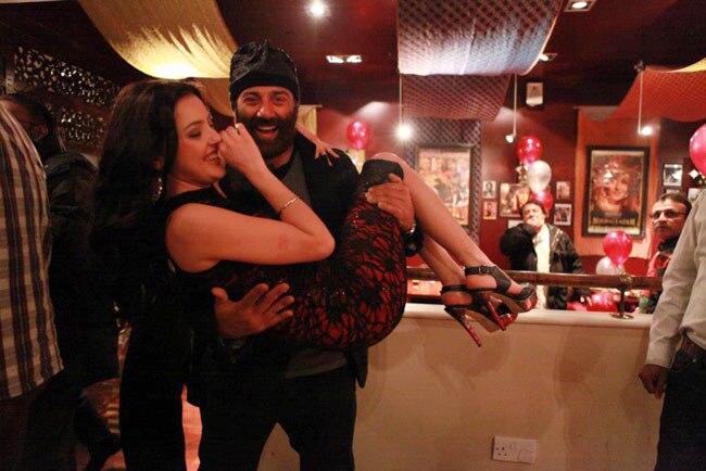 तस्‍वीरों में देखें 'यमला पगला दीवाना 2' की झलक