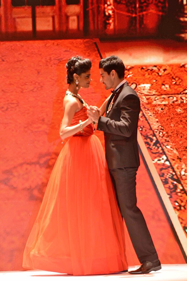 इंडिया इंटरनेशनल ज्वेलरी वीकः रैंप पर बिखरी खूबसूरती