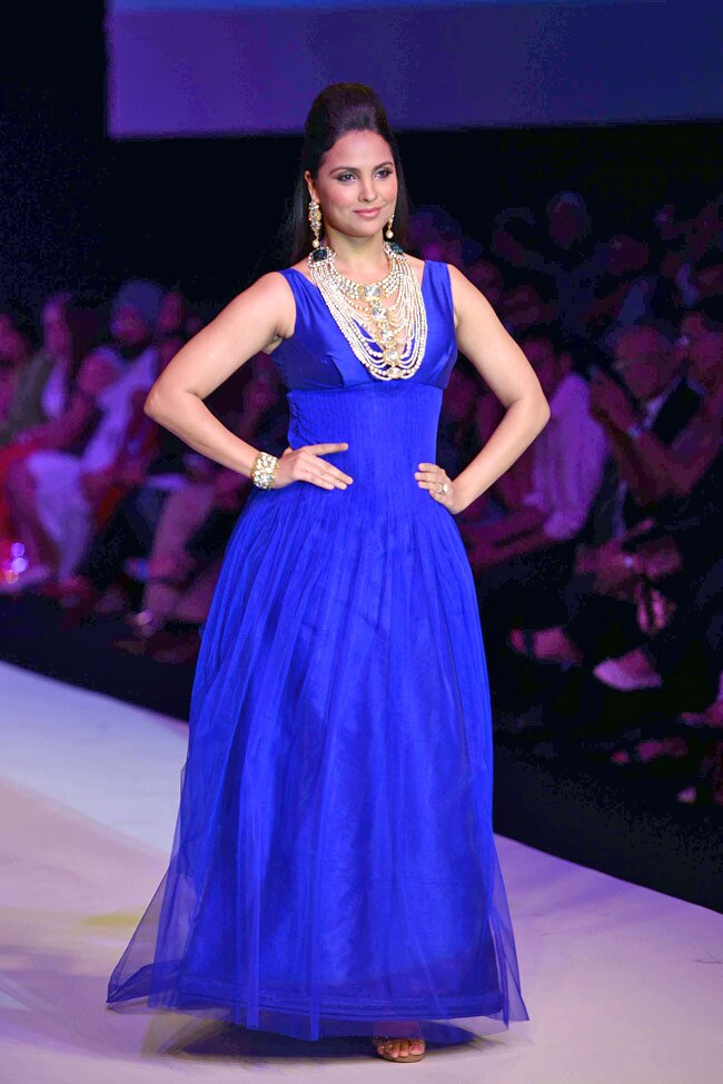 इंडिया इंटरनेशनल ज्वेलरी वीकः रैंप पर बिखरी खूबसूरती