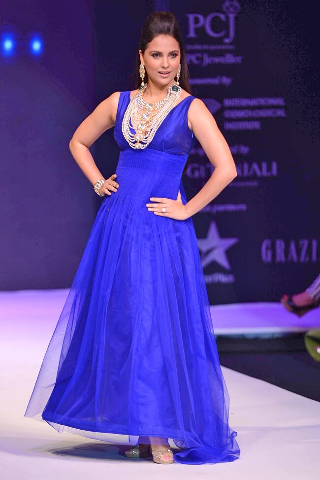 इंडिया इंटरनेशनल ज्वेलरी वीकः रैंप पर बिखरी खूबसूरती