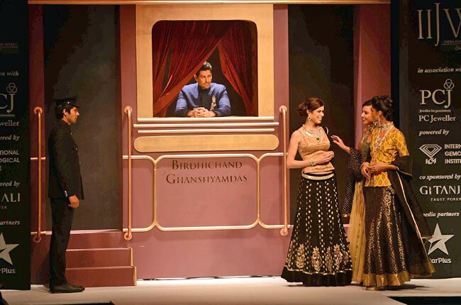 इंडिया इंटरनेशनल ज्वेलरी वीकः रैंप पर बिखरी खूबसूरती