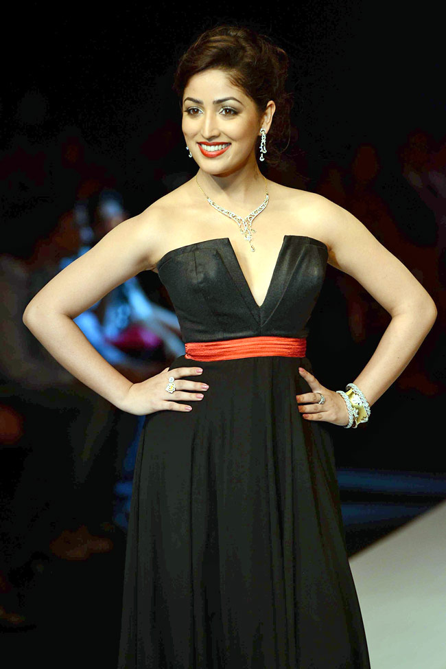 इंडिया इंटरनेशनल ज्वेलरी वीकः रैंप पर बिखरी खूबसूरती