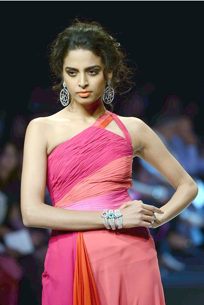 इंडिया इंटरनेशनल ज्वेलरी वीकः रैंप पर बिखरी खूबसूरती