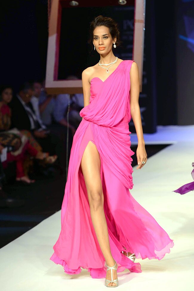 इंडिया इंटरनेशनल ज्वेलरी वीकः रैंप पर बिखरी खूबसूरती