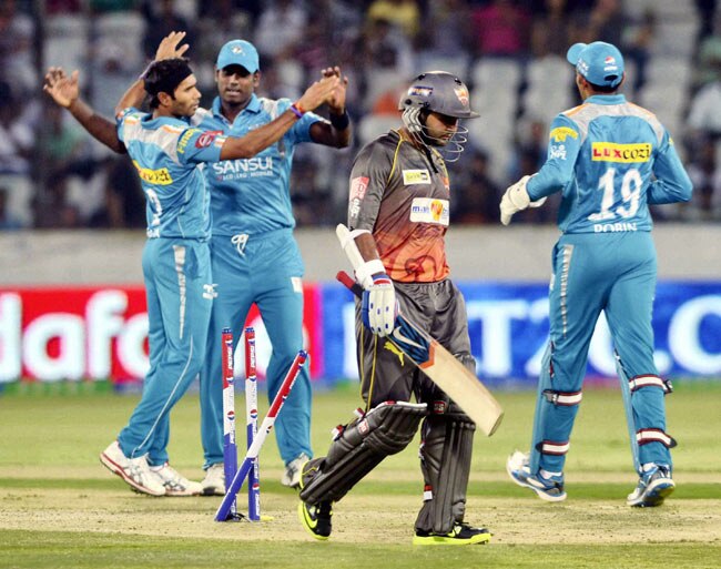 हैदराबाद का शानदार आगाज, पुणे को हराया