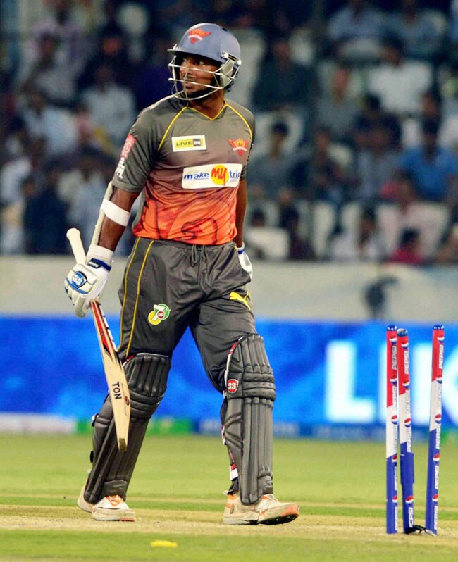 हैदराबाद का शानदार आगाज, पुणे को हराया